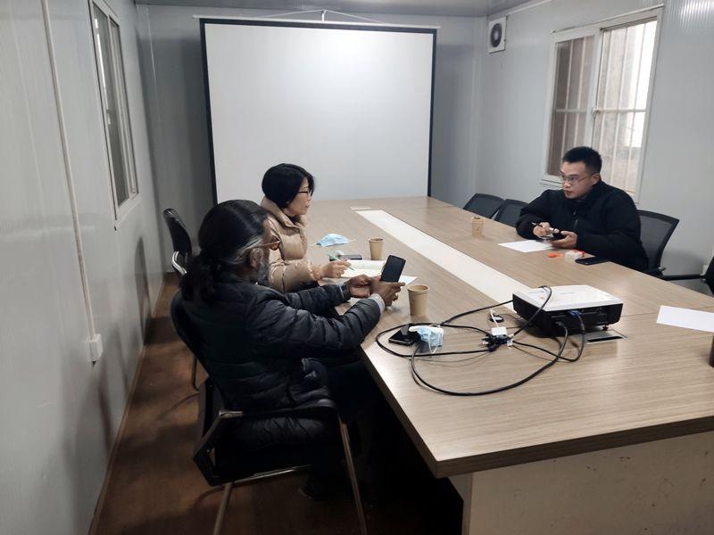 國外客戶來我廠考察，試駕奔馬小型壓路機