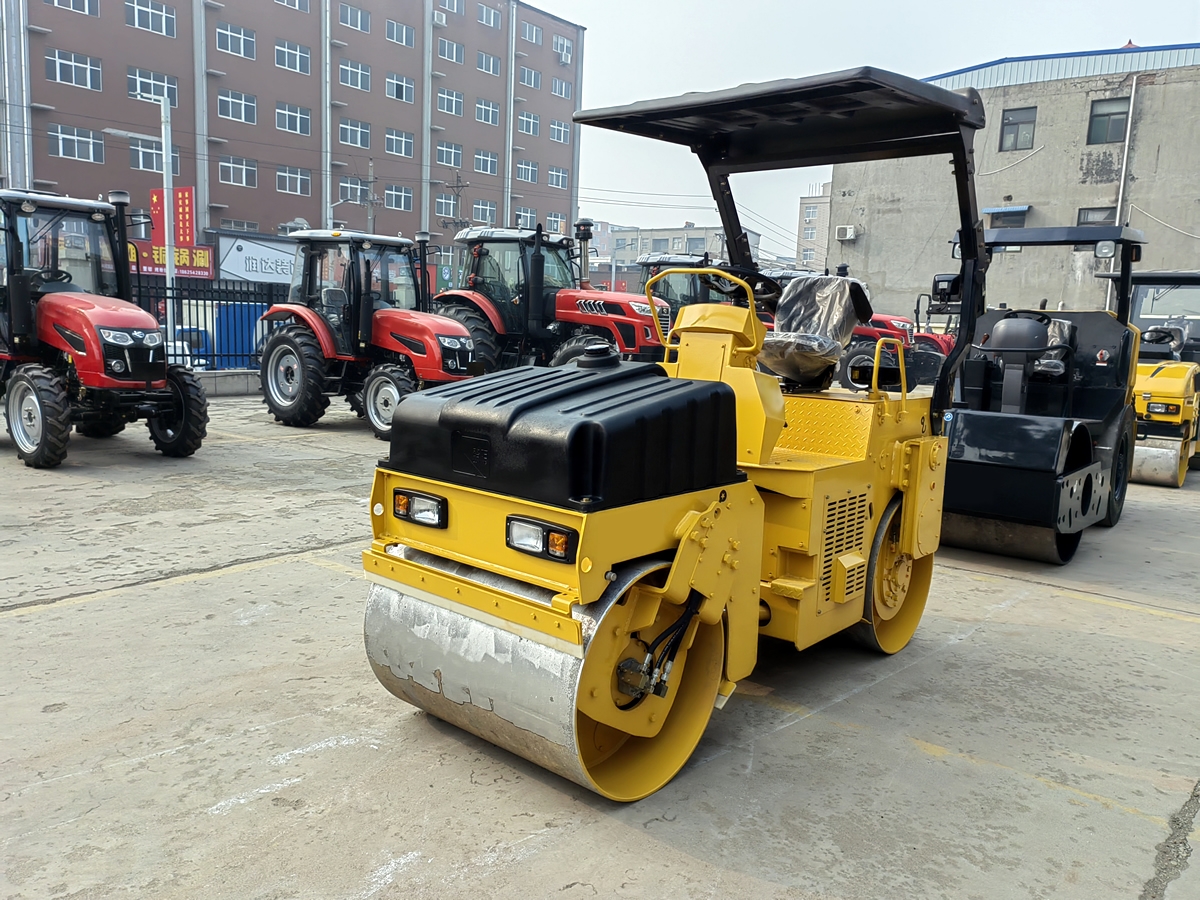 鉸接式雙鋼輪振動壓路機BM3.5F-4